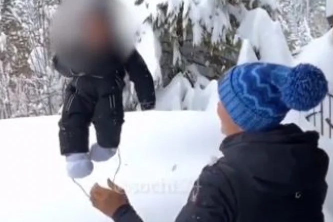 Скандално ВИДЕО: Майка хвърли бебето си в снега, а после…