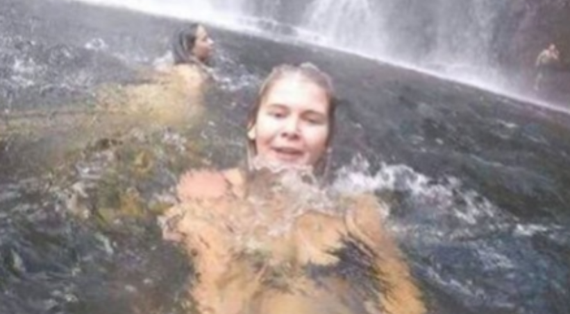 Момиче си направи селфи край водопада и случайно засне смъртта