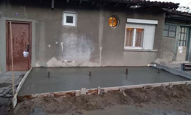КУРИОЗ: Семейство осъмна с „автобусна спирка“ пред прозореца на дома си (СНИМКИ)