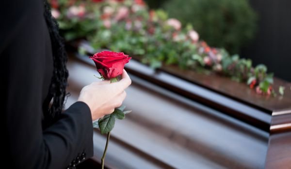 Световноизвестен медиум призна: Починалите виждат погребението си!