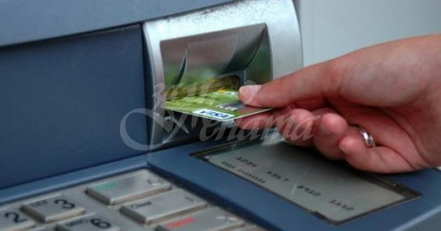 Всеки трябва да знае това- колко пари ви взима банката при плащане или теглене от банкомат с карта (таблица за всички банки)