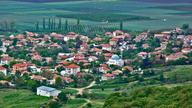 Вижте кое е селото, в което пенсионерите сутрин започват с уиски и се радват на пенсии от по 900 лв (Подробности)