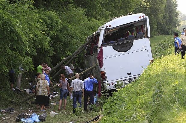 Чудовищна автобусна катастрофа погуби живота на 24 души, включително и майки с деца