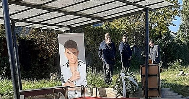 Майката на Денис Теофиков припадна на погребението