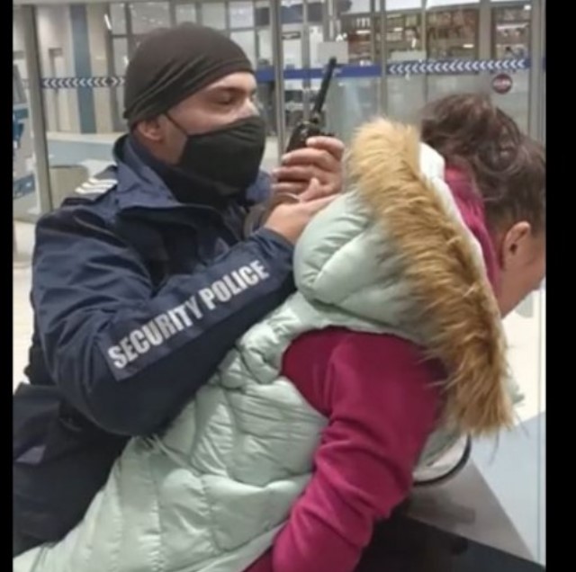 Арестуваха млада жена без маска в столичното метро