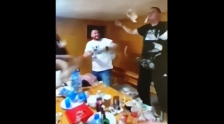 Скандал! Полицейски шеф мята пачки във видео с бясна чалга