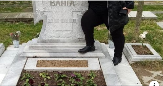 Жена стъпка гроба на баба Ванга и мрежата изригна срещу нея