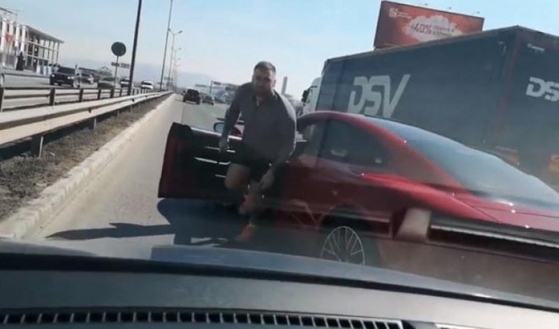 Глобиха шофьора на Поршето, който извади палка за саморазправа / ВИДЕО