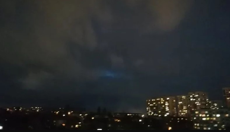 Паникьосани граждани заснеха НЛО в небето над София
