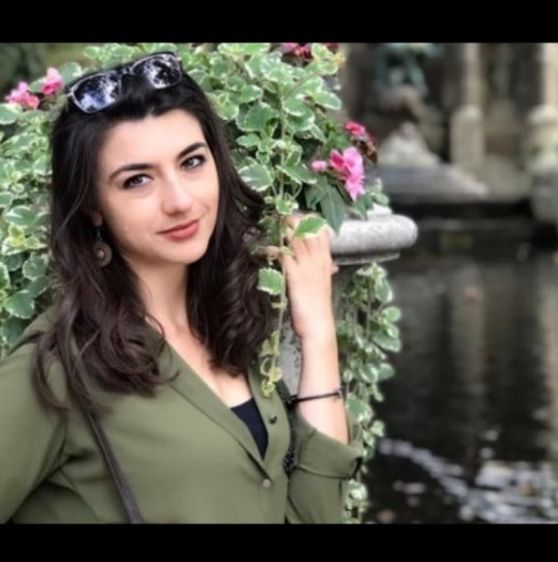 Ето коя е най-красивата жена в парламента! Не е Лена Бориславова! СНИМКИ