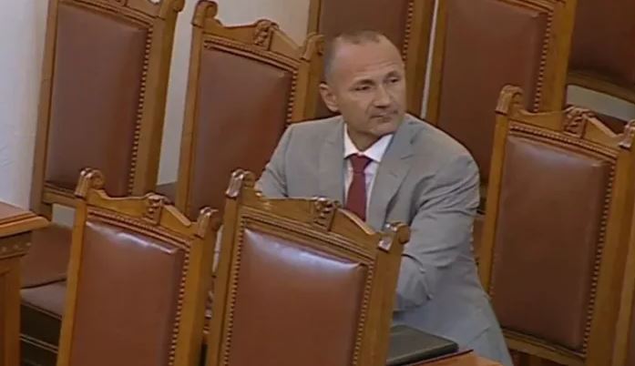 Киро тръгна към затвора! Министър нахлу в парамента и му извади кирливи ризи за 200 милиона!
