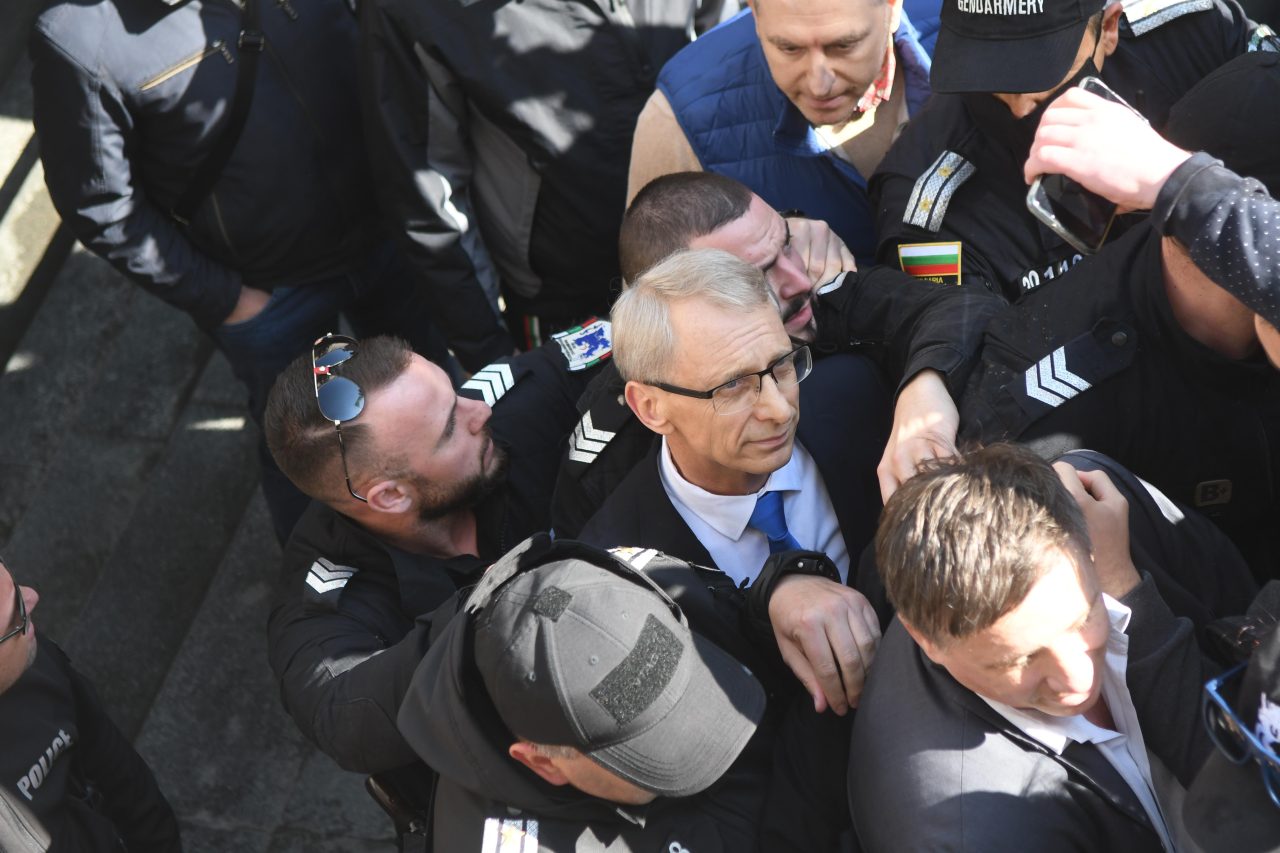 Министър на Кирил Петков нарушил санкциите, подписал 5 милиона лева абонамент за руски услуги