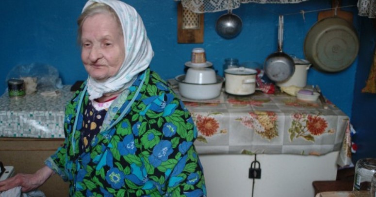 Когато съпругът ѝ умира тя започва да живее със сина си и жена му-Това, което ѝ се случва е много тъжно