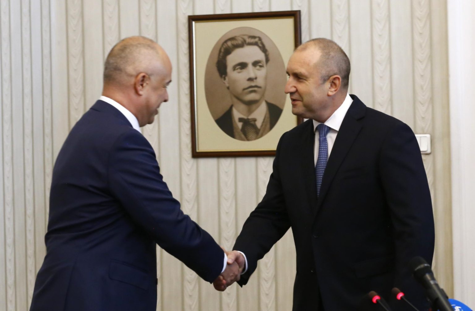 Свиленски набоде Румен Радев с рогата, които той му сложи: Три месеца ни губи времето!
