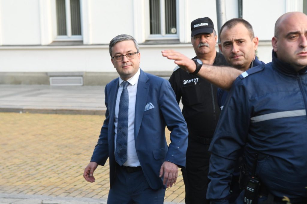 ГЕРБ в атака към ДБ: Структурите ни не ги понасят! Искат да направят Илияна Йотова президент