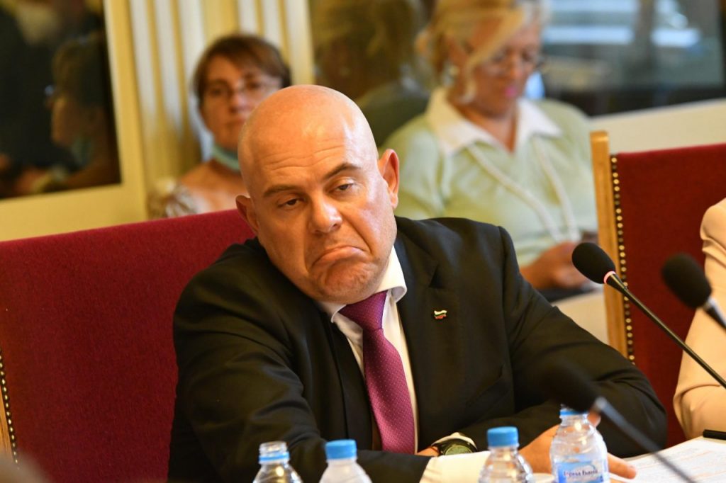 ГРЪМ! Бетина Жотева избяга от Гешев, премина в лагера на Сарафов