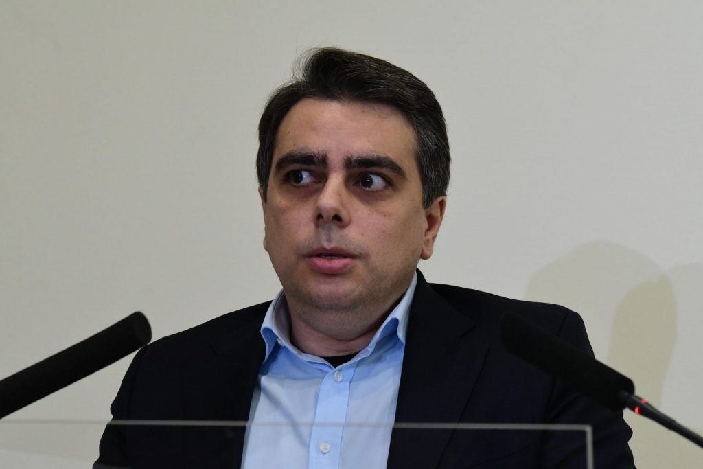 ПИК: Асен Василев ходи с частен бодигард в парламента