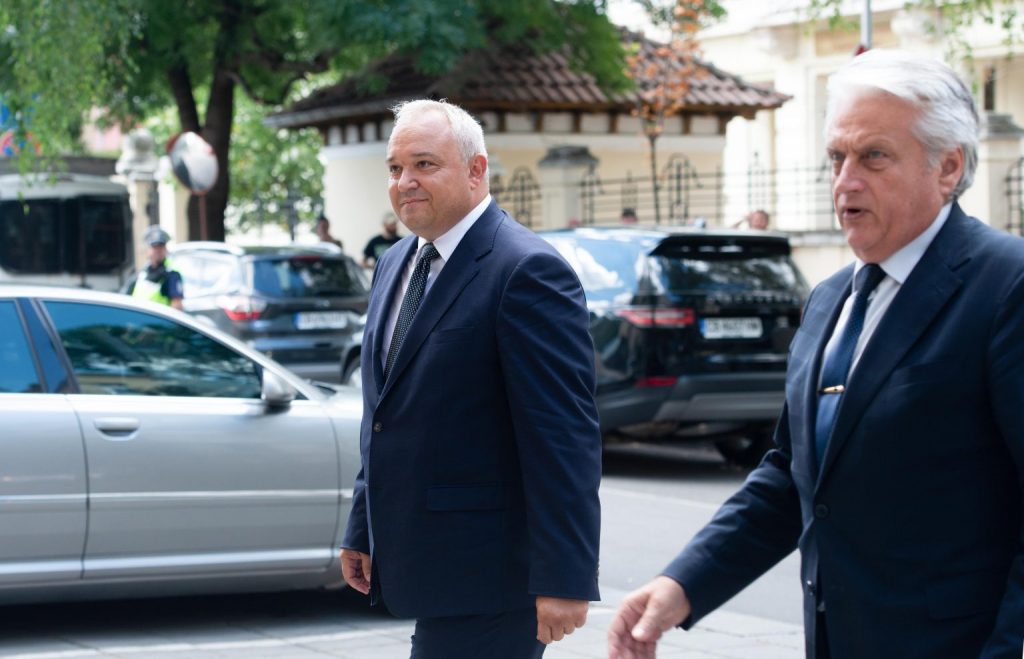 Битка за надмощие в МВР: Пазарлъци между „рашковци“ и „радевци“