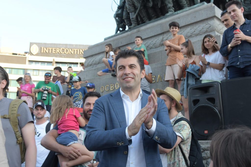 МРЕЖАТА ГЪРМИ: Алексей Петров от години е близък с Киро и Татко Петко!