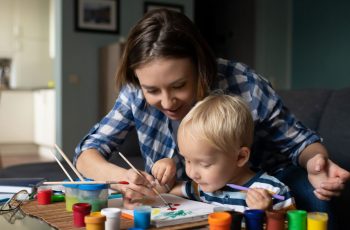 Гръция помага на работещите родители: До 500 евро месечно за детегледачи